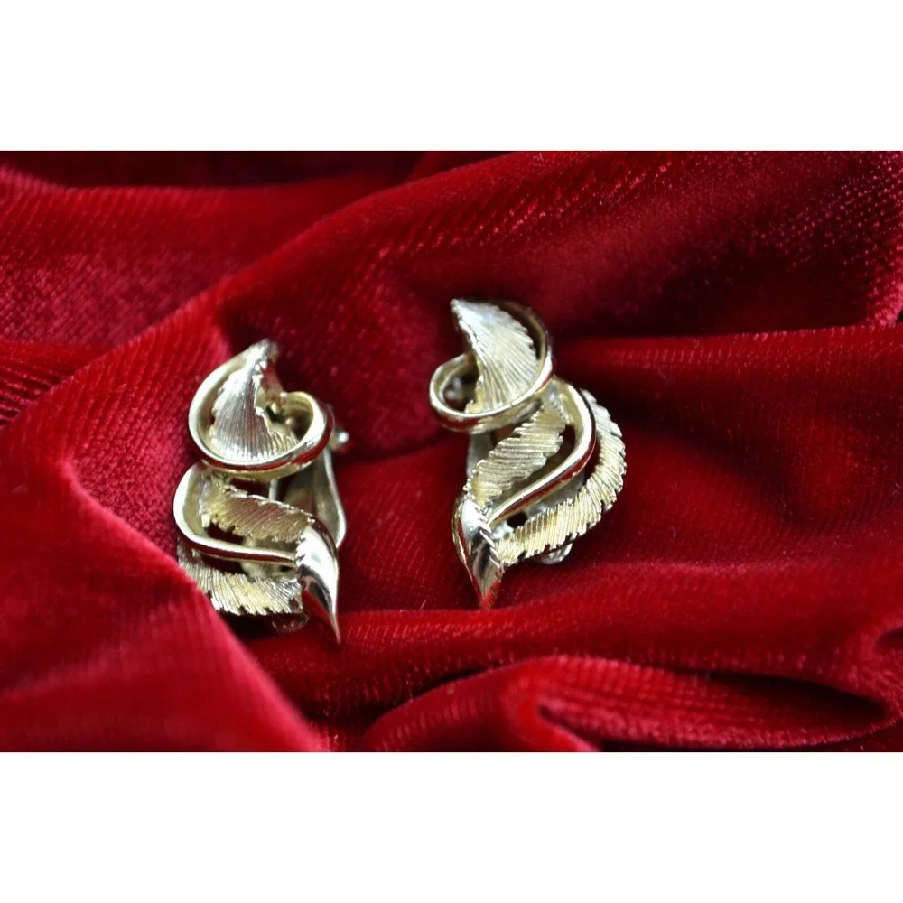 Lisner Vintage Gold Tone Textured Leaf Swirl Clip On Earrings Mid Century Modern